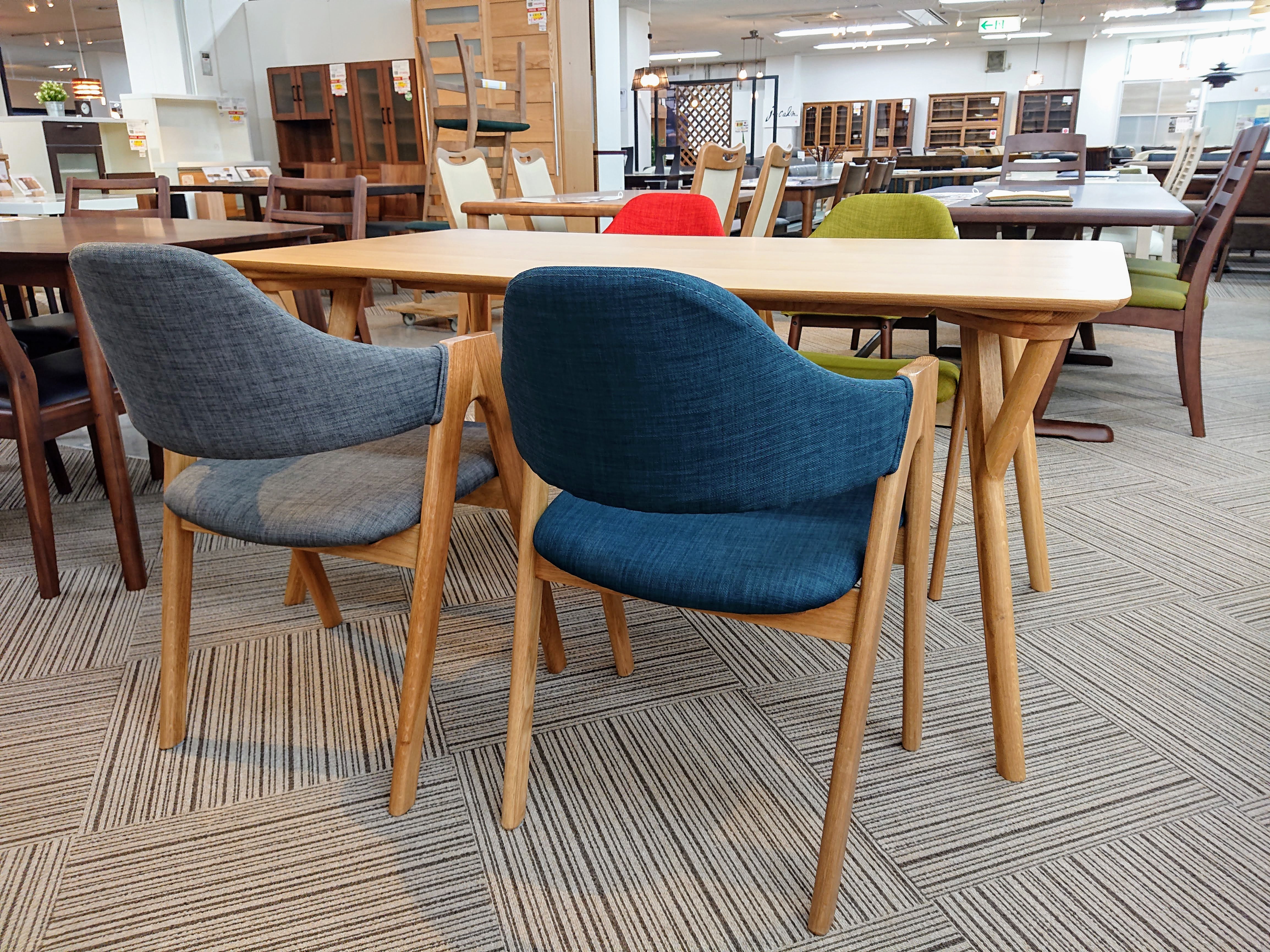 ナラ材を使ったカラフルなチェアがカワイイ、ダイニングセットのご紹介