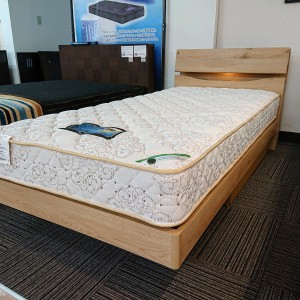 ドリームベッド　ヘッドボードの前板のボリューム感が高級感を漂わせているデザインのベッドのご紹介です。