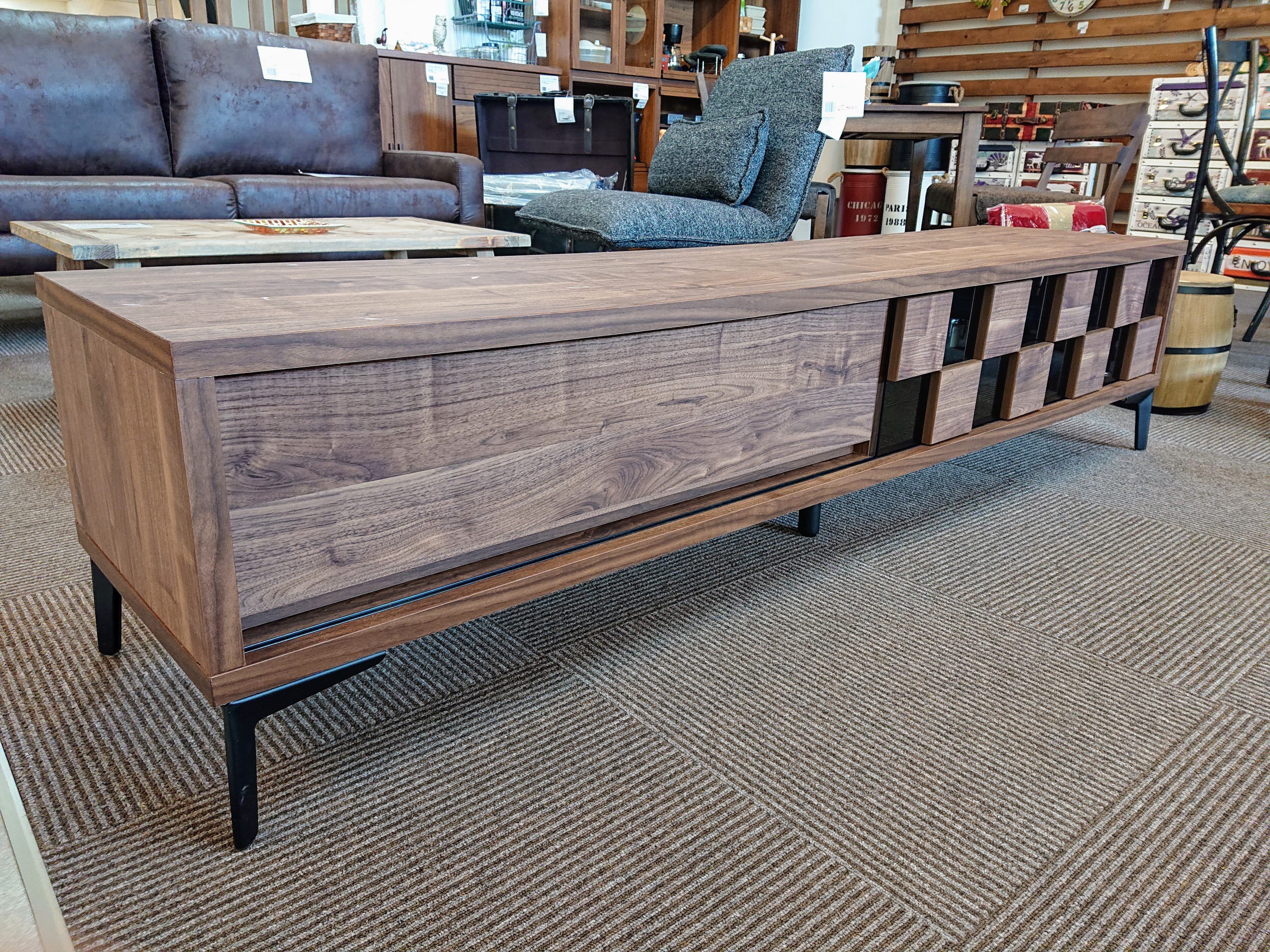 市松模様が特徴的なスタイリッシュなデザインのローボードとリビング