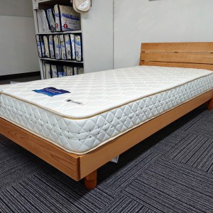 アルダー材の無垢材を使った温かみのあるシンプルなデザインのベッドフレームのご紹介です。