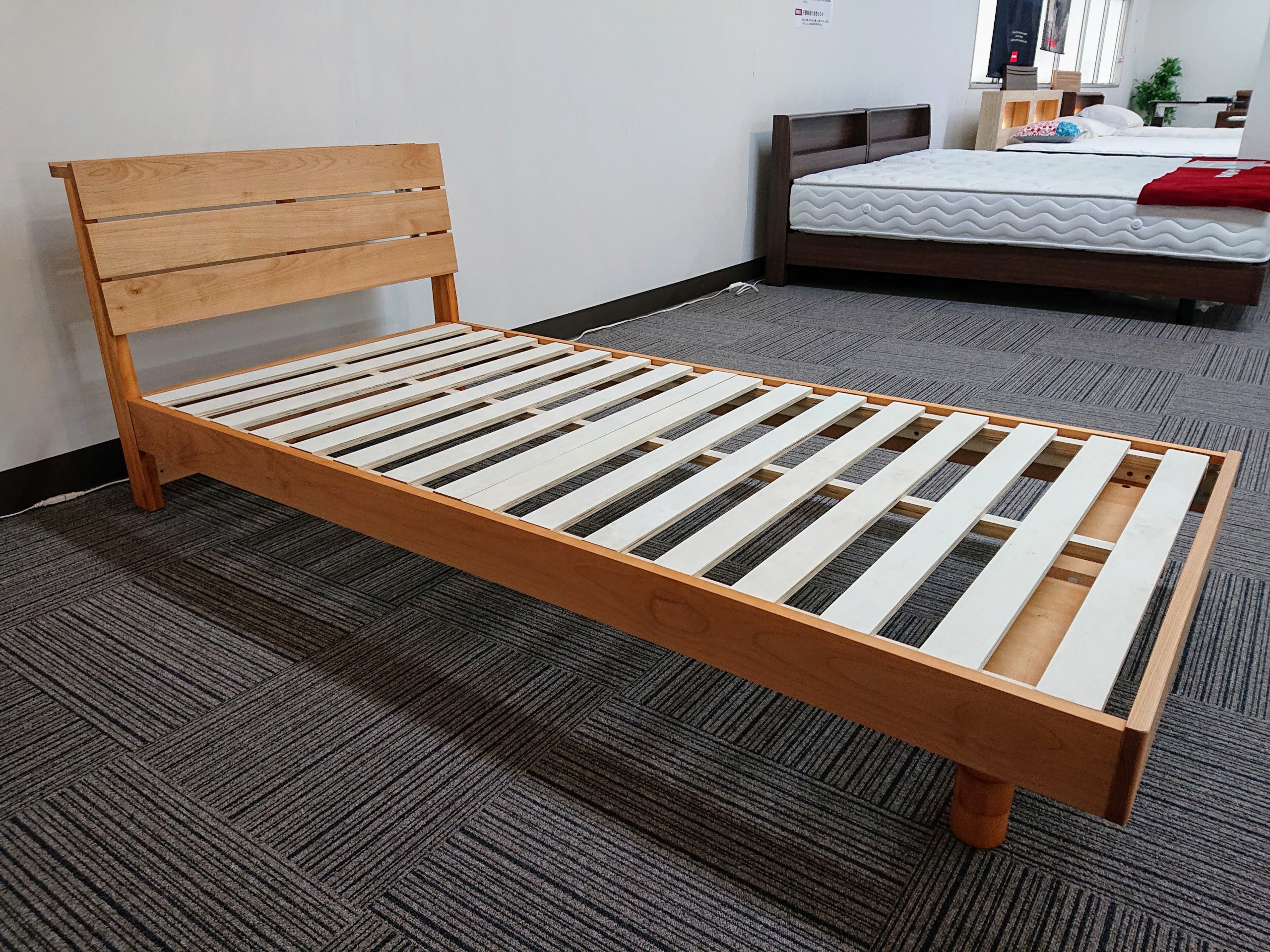 アルダー材の無垢材を使った温かみのあるシンプルなデザインのベッドフレームのご紹介です。 | LIFE STYLE SHOP 伊藤家具