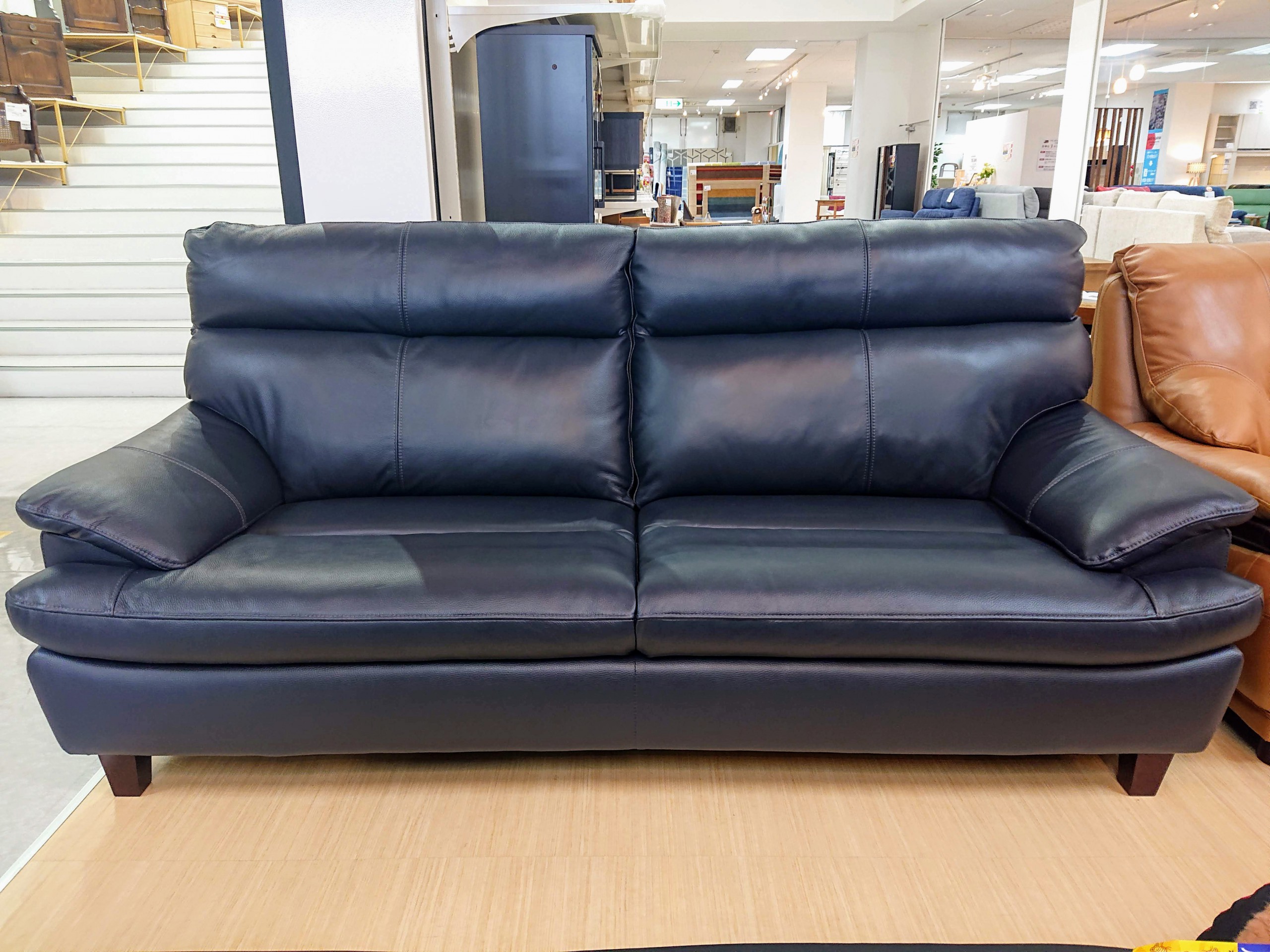 高級感のある厚革を使用したハイバックの座り心地の良いスタンダードなデザインのソファのご紹介です。 LIFE STYLE SHOP 伊藤家具