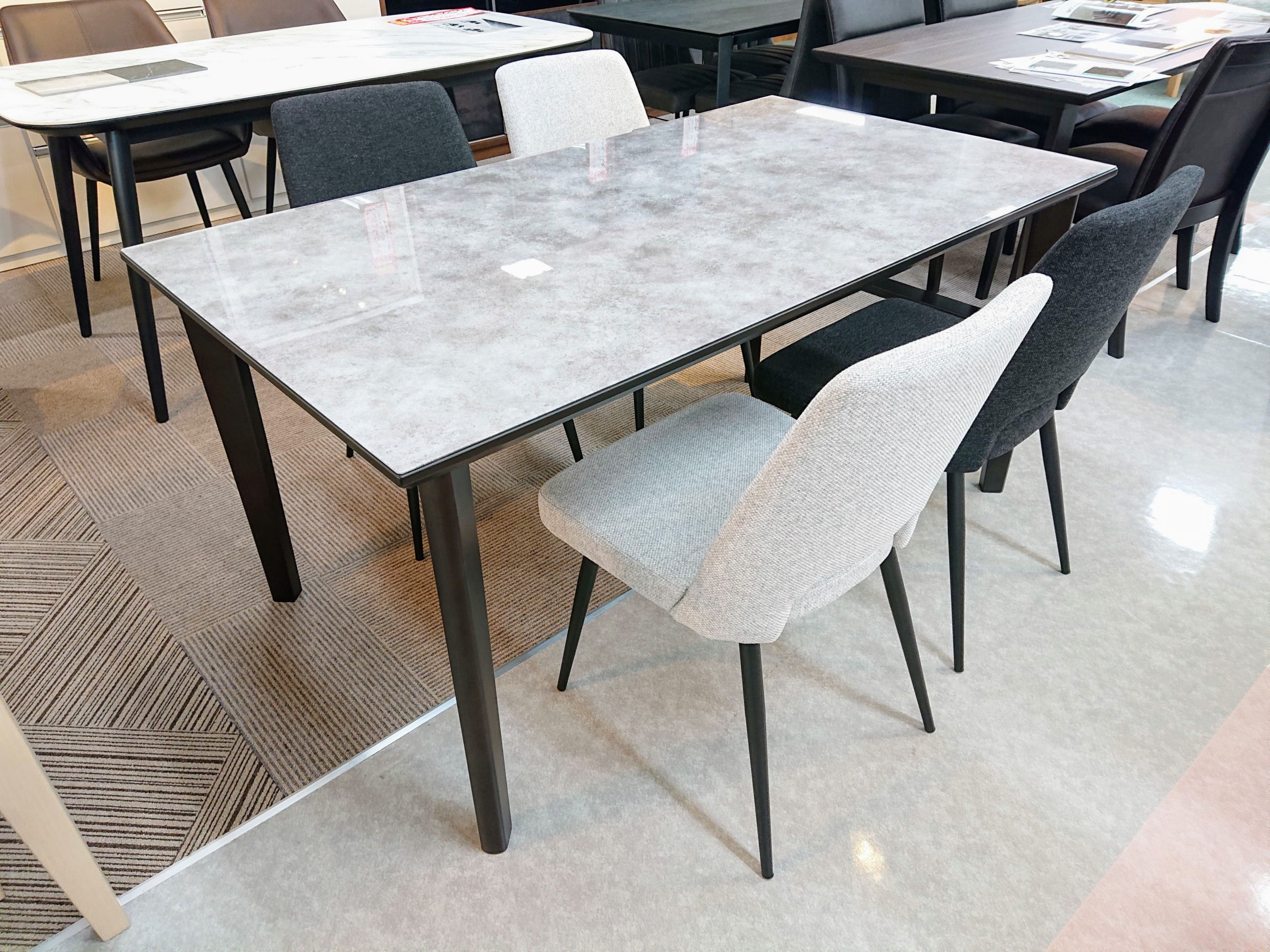 美しい輝きと強さを持つ強化ガラス天板のダイニングテーブルのご紹介 
