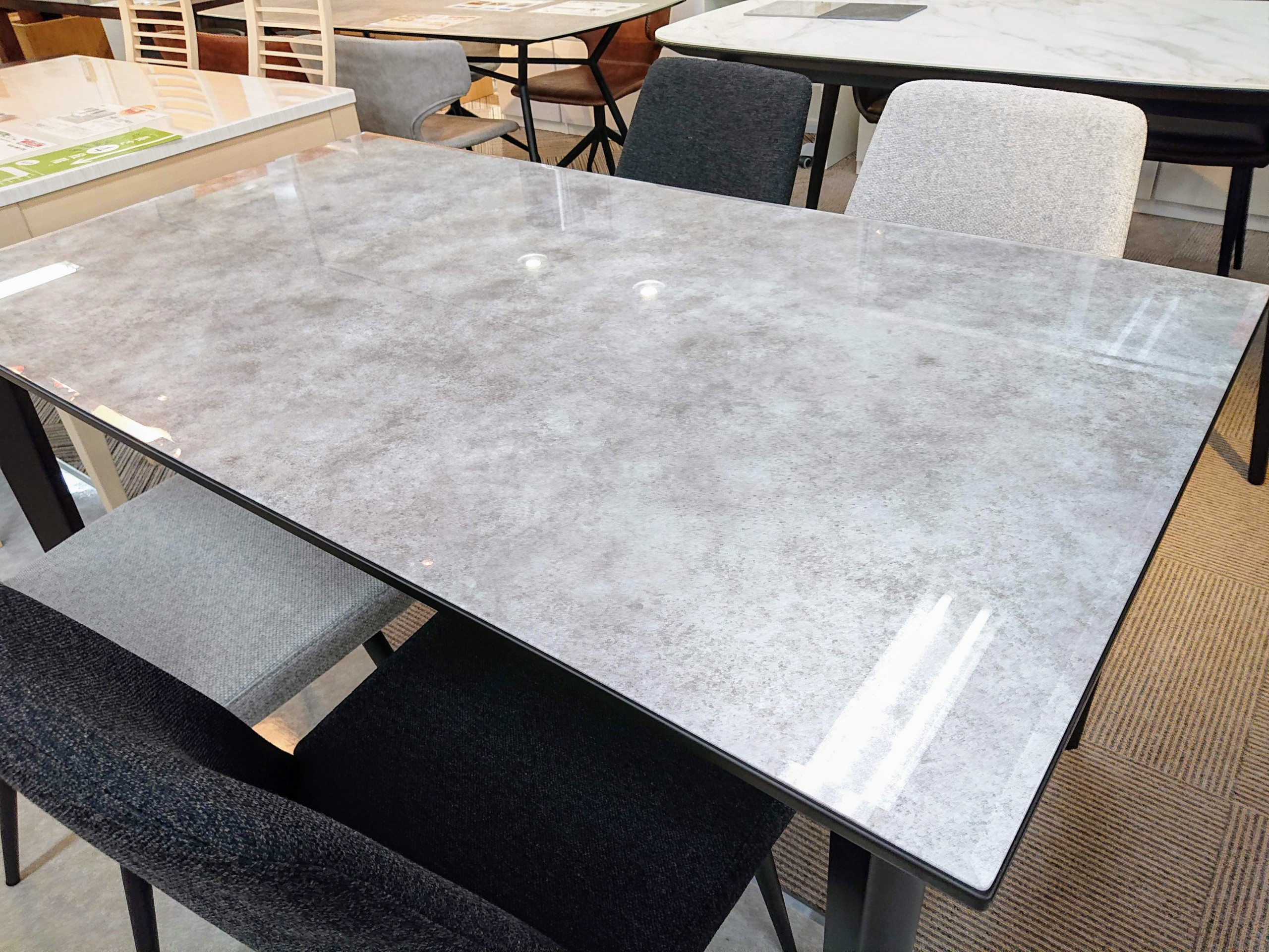 美しい輝きと強さを持つ強化ガラス天板のダイニングテーブルのご紹介